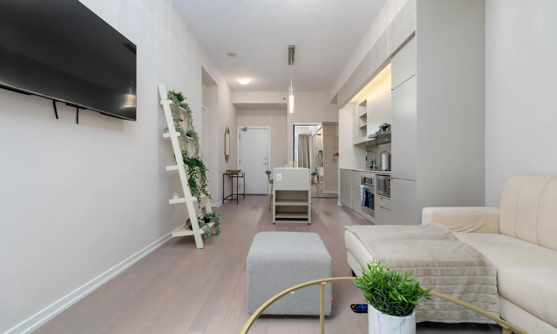 Elegant Suites In Peter Street Toronto Apartment