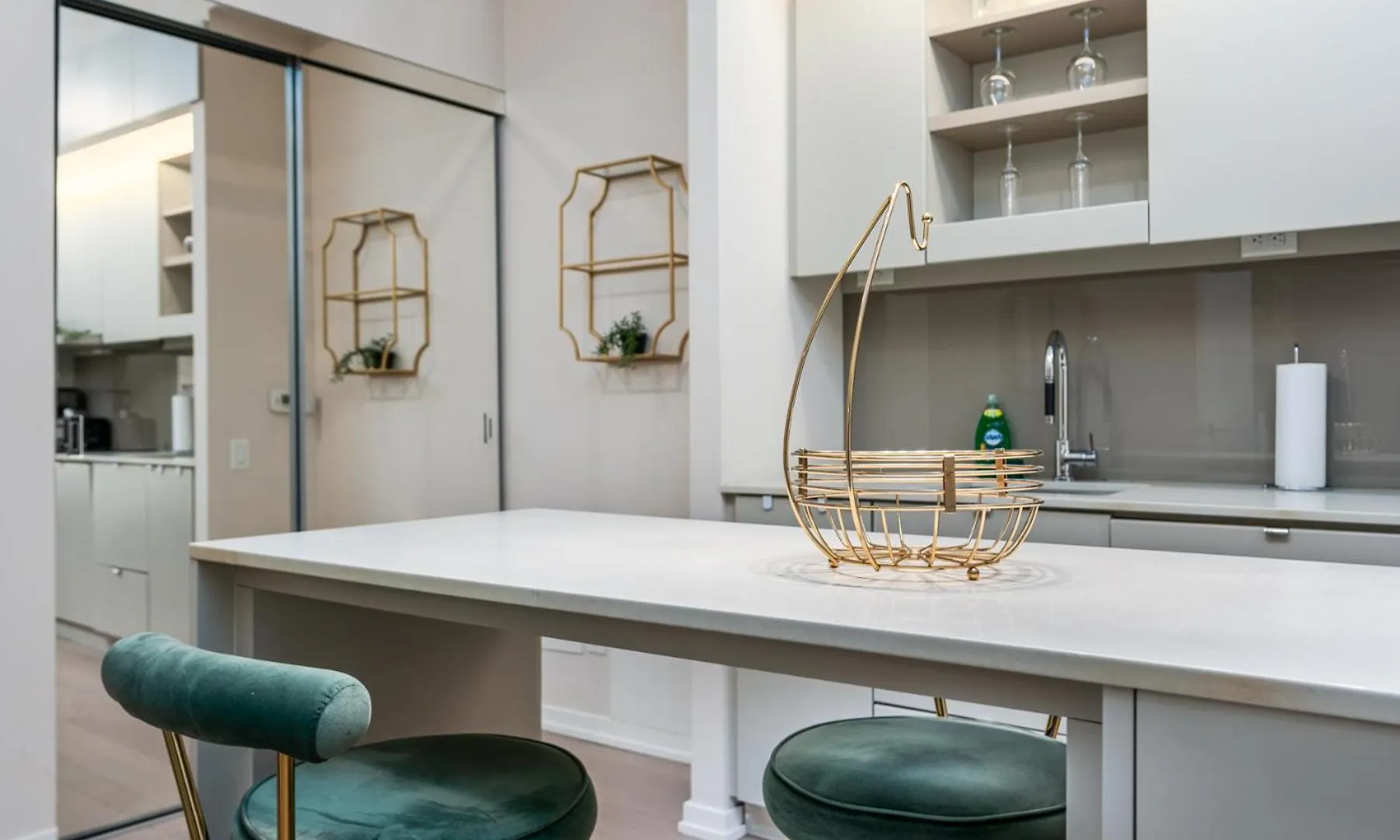Elegant Suites In Peter Street Toronto Apartment