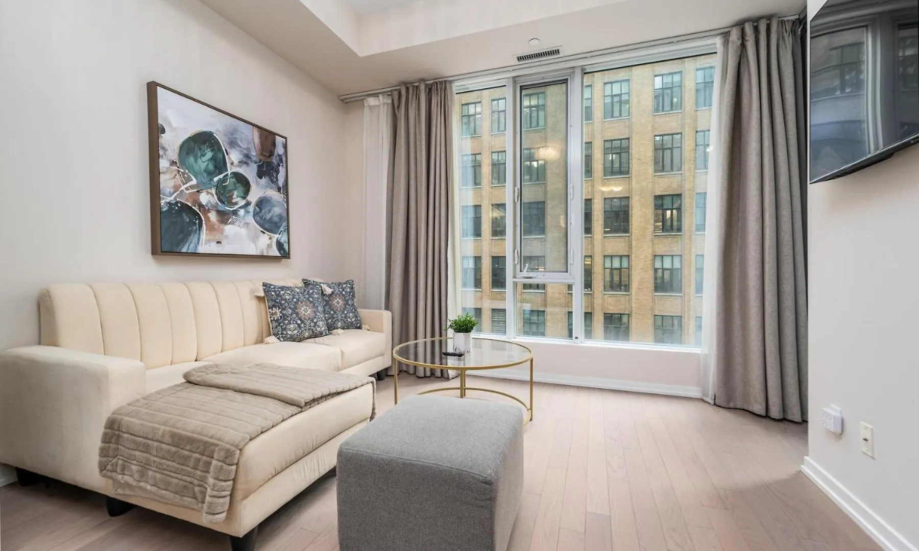 Elegant Suites In Peter Street Toronto