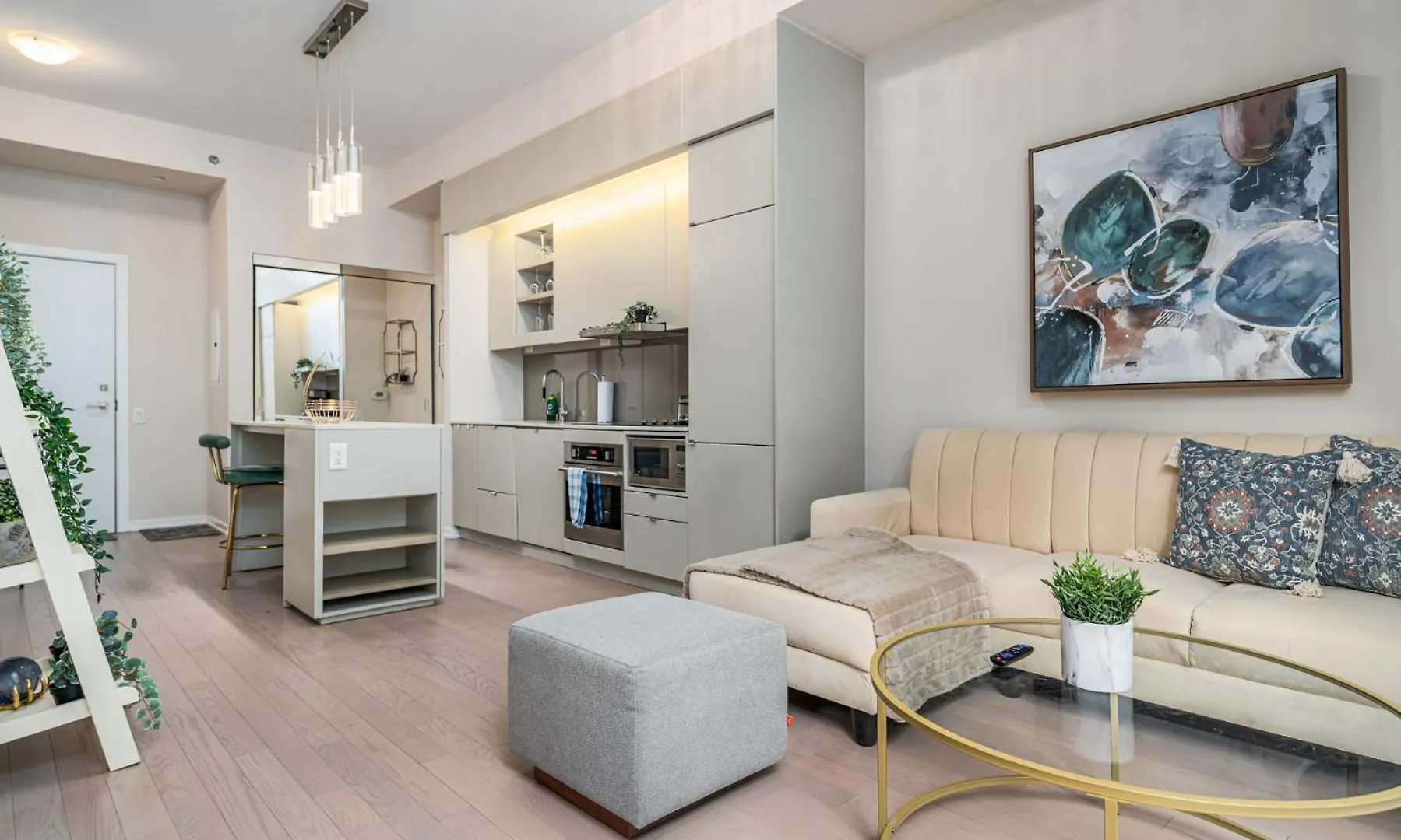 Elegant Suites In Peter Street Toronto Canada