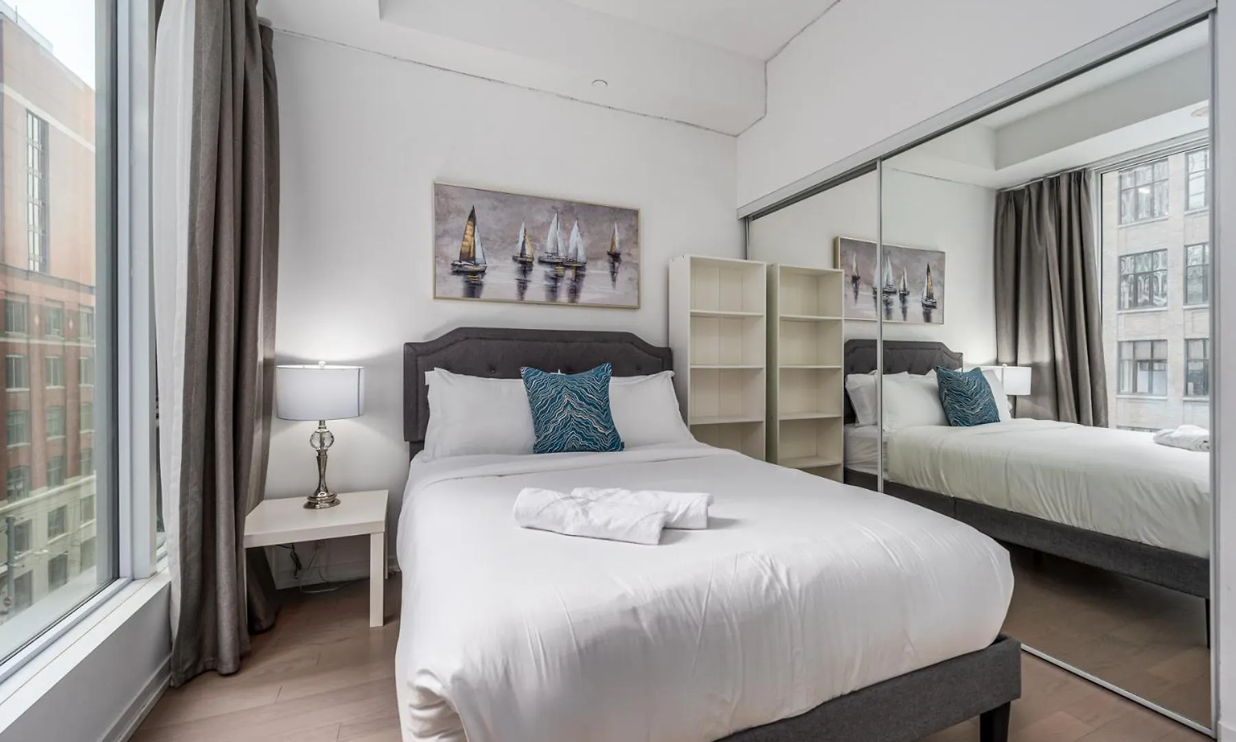 Elegant Suites In Peter Street Toronto Apartment