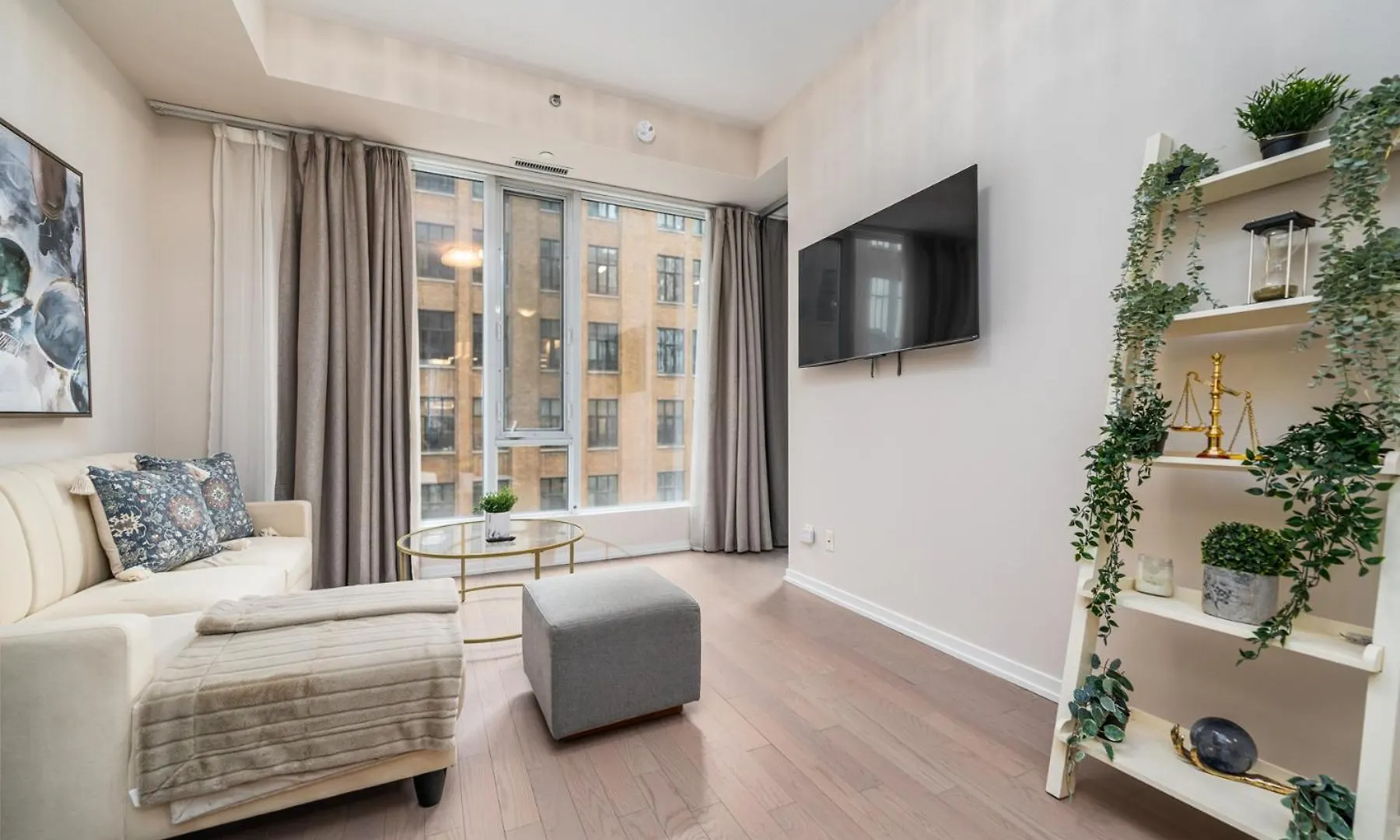 Elegant Suites In Peter Street Toronto